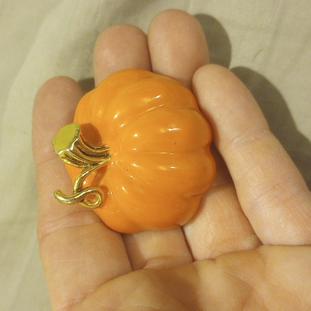 Enamel brooch/pendant PUMPKIN Gold Stem Autumn Halloween vintage, BEST